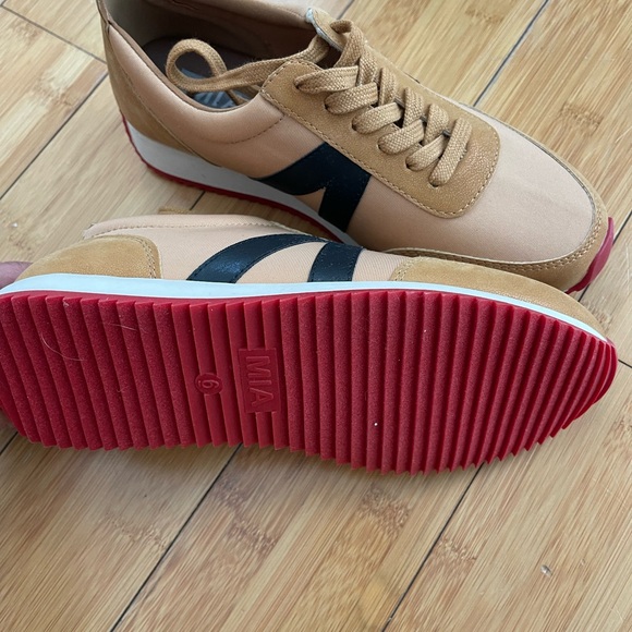 MIA - Picture 3 of 3